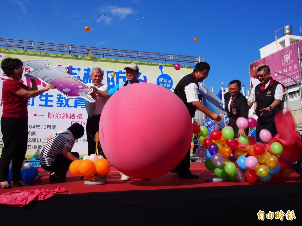 台東縣衛生局在台北華樂扶輪社、台東普悠瑪扶輪社的協助下，舉辦肺結核病防治誓師，大家一起以針頭戳破氣球，象徵擺除結核病死亡率第一名的惡名。（記者王秀亭攝）