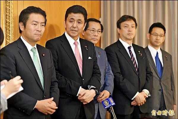 日本國會議員岸信夫（左二）率多位國會議員訪台，溝通台灣對日本食品進口管制問題，昨日舉行記者會，說明連日來拜會與溝通成果。（記者廖振輝攝）