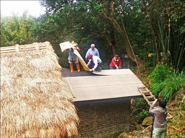 七十多名志工人力搬運建材上山，協助修繕深坑林家百年草厝。（新北市農業局提供）