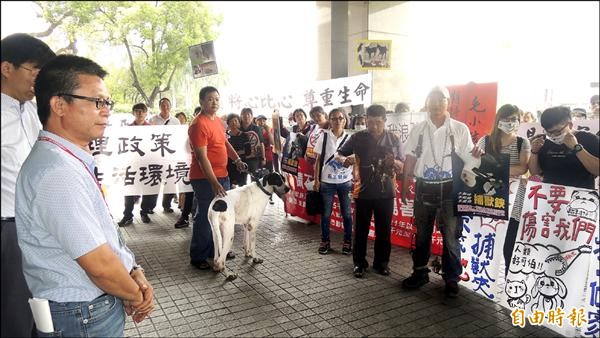 為流浪狗請命，屏東動物保護人士到縣府陳情，農業處長姚志旺（左）出面聆聽訴求。（記者羅欣貞攝）