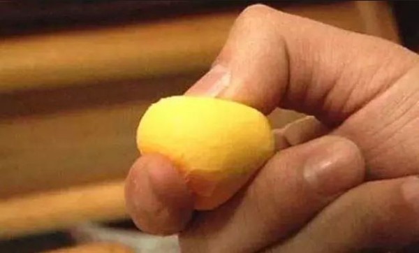 假雞蛋的蛋黃甚至能當橡皮擦使用。（圖擷取自網路）