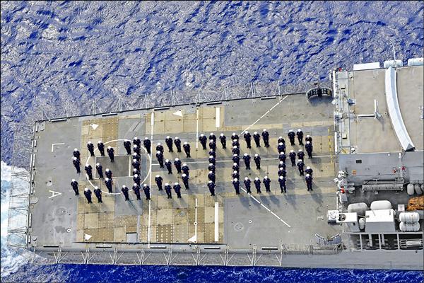 英國海軍驅逐艦「威龍號」上的官兵，2日排出「妹妹」（SISTER）字樣，恭喜喬治王子有了妹妹。（歐新社）