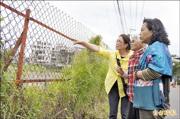 ＲＣＡ受害女工（由左至右）胡榆林、陳黃春蘭以及劉荷雲回到ＲＣＡ原廠址。（記者林近攝）