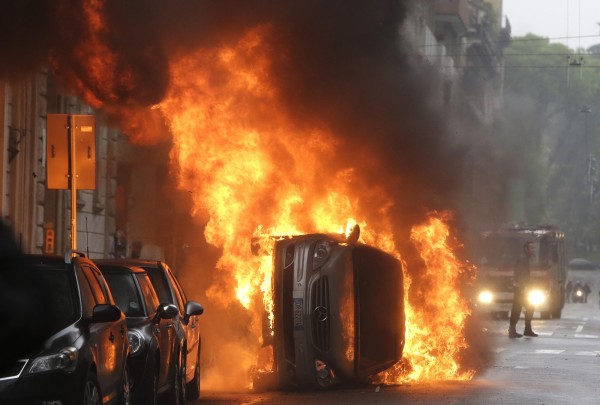 為抗議米蘭世博，示威者上街頭遊行，與警方爆發嚴重衝突，街頭宛如戰場。（美聯社）