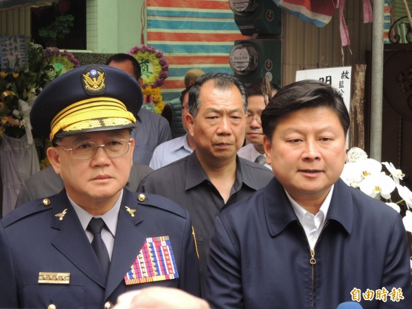 花蓮縣長傅崐萁（右一）、警政署長陳國恩（左一）今早到花蓮市慰問昨因公死亡的吉安警局副所長藍周信家屬。（記者王錦義攝）