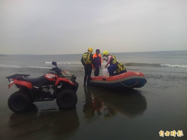 消防人員持續出動橡皮艇、水上摩托車擴大海域進行搜救。（記者李容萍攝）