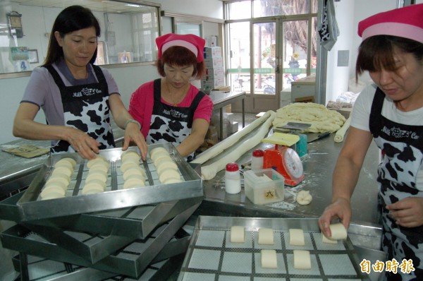 柳營農會供銷部趕工製作鮮奶包子和饅頭，因純手工，產量有限。（記者楊金城攝）