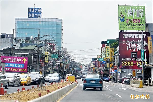 中央路四段僅四線道，居民憂心捷運頂埔站通車後，大量外來轉乘人口將讓壅塞的車潮更加惡化。（記者張安蕎攝）