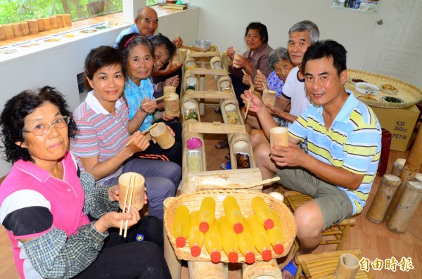 長竹宴從餐桌到食具，「一竹到底」，這樣吃法，視覺效果十足。（記者吳俊鋒攝）