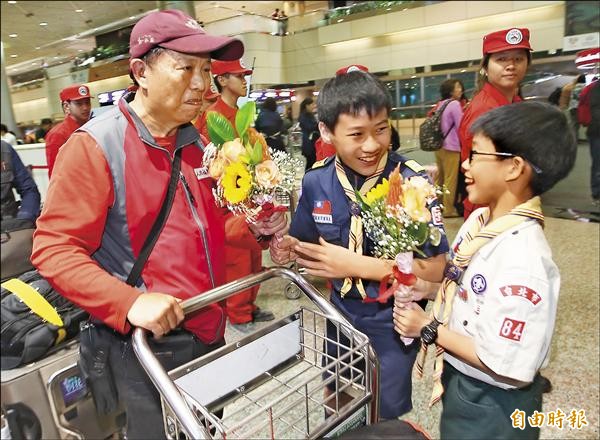 小小童子軍昨到機場獻花感謝尼泊爾4合1救援總隊，有隊員收到心意，感動得熱淚盈眶。（記者姚介修攝）