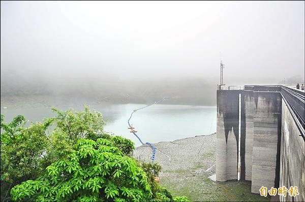 雨中的石門水庫真「水」，大壩水位跟著直直升。（記者李容萍攝）