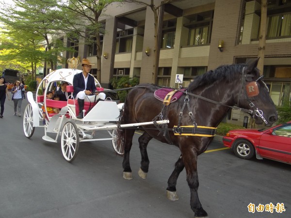 6月就是畢業季，正修科大校長龔瑞璋搭乘馬車進入「2015薪心相印、羊羊得意就業博覽會」會場，鼓勵學生「馬到成功」。（記者黃旭磊攝）