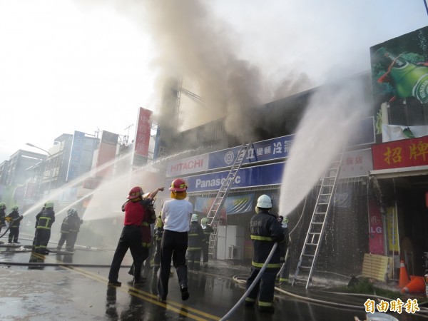 宜蘭市復興路二段電器行遭人潑灑汽油縱火，消防人員搶救。（記者王揚宇攝）