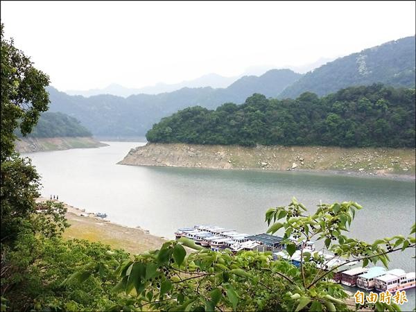 五月梅雨及時解渴，讓石門水庫「大進補」，一口氣增加十天以上的供水量，已進入第四輪「供五停二」的三階限水措施，即日起暫停實施。（記者李容萍攝）