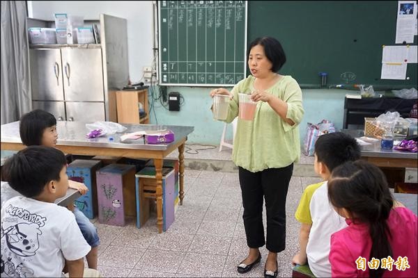 三峽插角國小愛心媽媽胡麗雲透過遊戲與實作方式，教孩子們識破問題食品。（記者張安蕎攝）