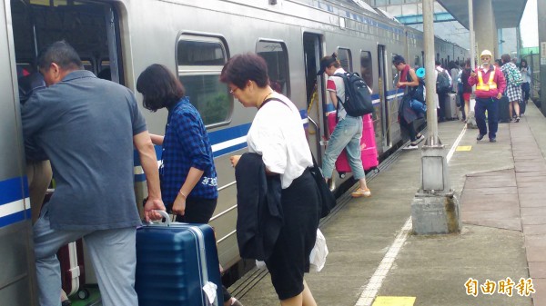 台北市施姓女子前年7月在火車上與同車林姓男乘客發生擦撞，她不滿對方撞到人還不理不睬，憤而將手中的蒟蒻果凍淋在林男頭上。（資料照，記者江志雄攝）圖與本文無關