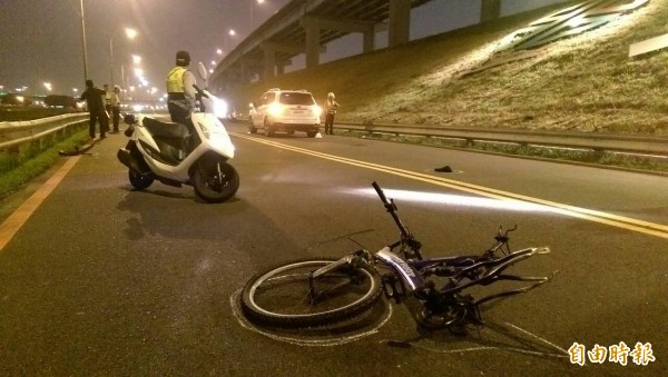 新北市三重區晚間9時許發生車禍，一名20歲男子騎車行經13號越堤道時，不慎被一輛汽車衝擊，男子當場失去生命跡象。（記者謝君臨攝）