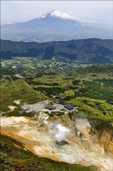 日本神奈川縣箱根大涌谷因為可能發生小規模火山爆發，氣象廳6日升高警報級別。（路透）