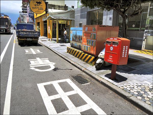 花蓮市區部份公車站下車處就是電箱，防礙身心障礙者上下車。（傅國淵提供）