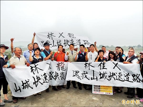 東勢居民拉白布條抗議，要求東勢豐原生活圈快速道路儘快恢復施工。（記者歐素美攝）