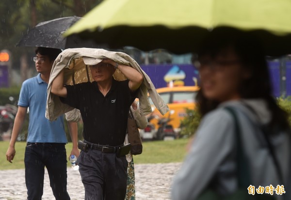 明（8日）全台還是受鋒面影響，天氣仍不穩定，各地都會有短暫陣雨，提醒民眾出門要記得攜帶雨具。（資料照，記者簡榮豐攝）