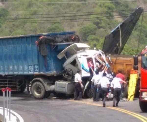 砂石車在道路轉彎處對撞，消防隊現場搶救。（記者吳俊鋒翻攝）