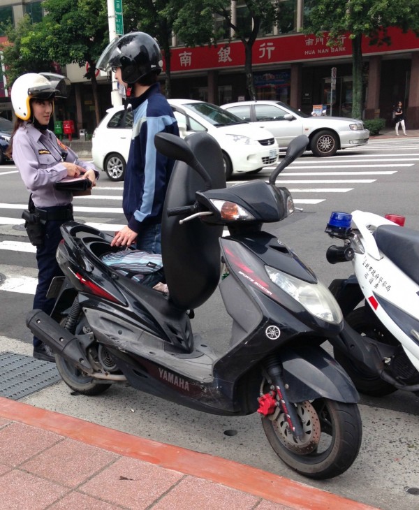 台北市中正二分局女警陳柏婷開罰單時的身影，被網友拍下上傳網路，引起熱烈討論（翻攝自PTT表特版）