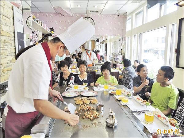 嘉市璉鐵板燒昨天招待腦麻兒與媽媽享用母親節大餐。（記者丁偉杰攝）