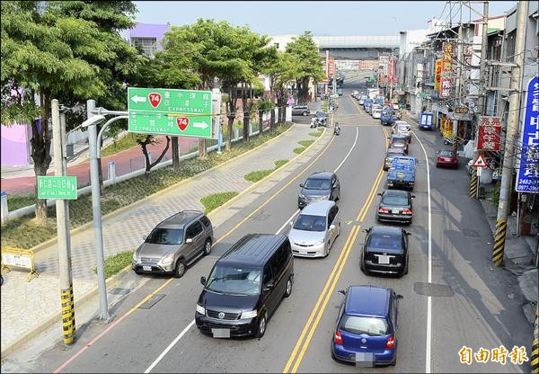 大里區新仁路、環中東路口車流量大，下班時間車子常回堵到新仁路和益民路口。（記者陳建志攝）