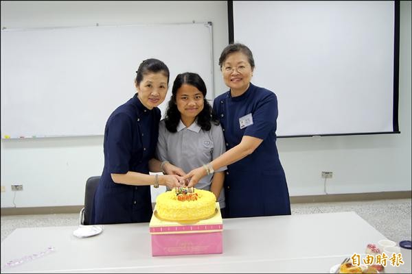 陳林秀薰（右）、林秀玲（左）和「印尼女兒」玲玲（中）一起過母親節，玲玲說，很想念遠在天邊的媽媽，但也謝謝台灣媽媽的陪伴。（記者花孟璟攝）