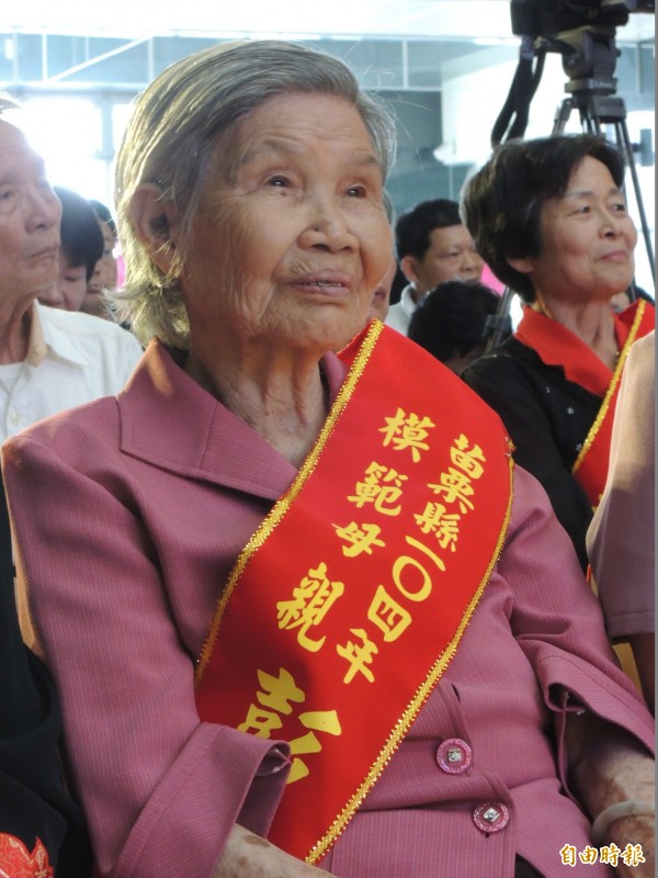 90歲彭謝米妹在艱苦農務中拉拔6名子女長大。（記者吳為恭攝）