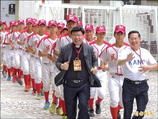 嘉義市長涂醒哲（右一）帶領嘉縣民和國中棒球隊邊呼口號邊跑步，緬懷「KANO」之路。（記者丁偉杰攝）