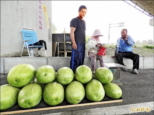 單親癌父呂榮騰（左）賣西瓜養活一對女兒和雙親。（記者鄭旭凱攝）