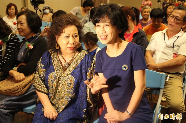 台北市長柯文哲夫人陳佩琪（右）昨出席作家黃越綏（左）主辦的活動。（記者郭逸攝）