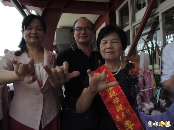 
斷指阿媽李梁阿夏（右），年輕時為了養鰻魚，被機器絞斷4指，辛苦拉拔孩子長大，今獲彰化縣模範母親。（記者顏宏駿攝）