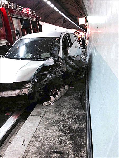 自小客車撞上雪隧北上內側車道隧道壁。（記者王揚宇翻攝）