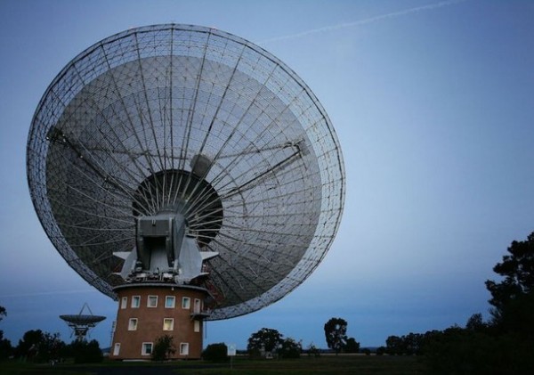 澳洲帕克斯天體觀測站過去十幾年經監測系統持續追蹤一波奇怪的干擾訊號，後來發現是微波爐！（圖擷取自英國《都市報》）