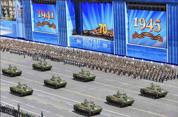 俄國BMD-4M型步兵戰鬥裝甲車九日緩緩駛在莫斯科紅場的勝利日閱兵行列中。在與西方國家關係緊張之際，俄羅斯藉此次閱兵展示最新軍備。（路透）