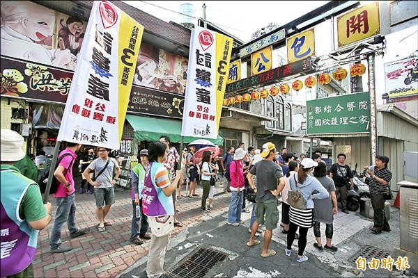 追討台南市十五億黨產，基進側翼舉辦國民黨產微旅行，昨帶領民眾走訪國民黨不當黨產。（記者黃文鍠攝）