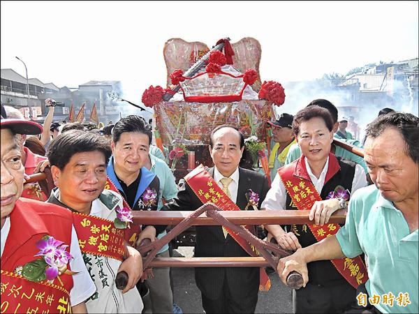 立法院長王金平（右）昨受邀參加三峽紫微天后宮天上聖母遶境活動，並參加抬轎，對是否領表仍不願多談。（記者翁聿煌攝）