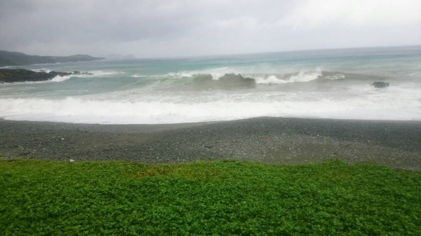 蘭嶼海浪逐漸加大，已宣布停止上課。（蘭嶼居民提供）