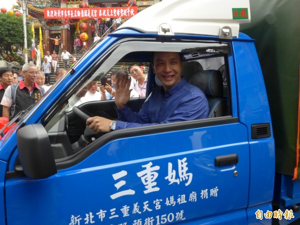 新北市長朱立倫坐上駕駛座，笑答自己也會開手排車。（記者李雅雯攝）