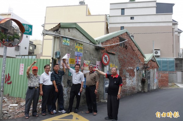 彰化縣秀水鄉民意街與通鹿巷的交通瓶頸點，秀水鄉長梁禎祥（圖右三）展現魄力要打通任督二脈。（記者劉曉欣攝）