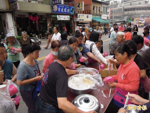 通霄慈惠宮飯擔，美食滿街。（記者蔡政珉攝）