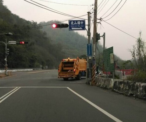 國姓公所清潔隊垃圾車紅燈右轉，遭投訴民眾批評號誌當參考用。（記者佟振國翻攝）