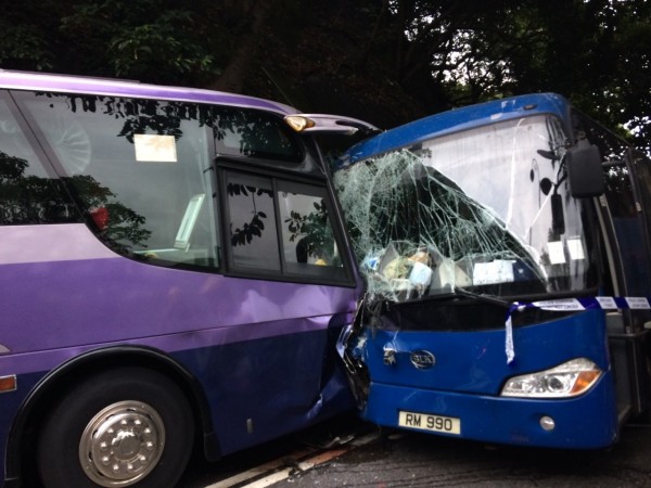 香港下午發生遊覽車對撞事件。（圖擷自DBC數碼2台）