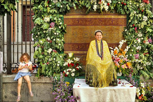 「瑪亞」（Maya）的女童坐在祭壇上，慶祝春天到來。（美聯社）