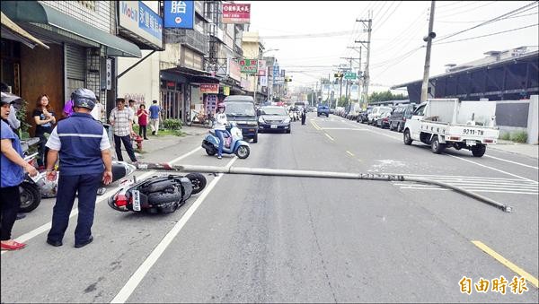 八德區永豐路一座路燈疑因老舊鏽蝕，從基座處整根斷裂。（記者林近攝）