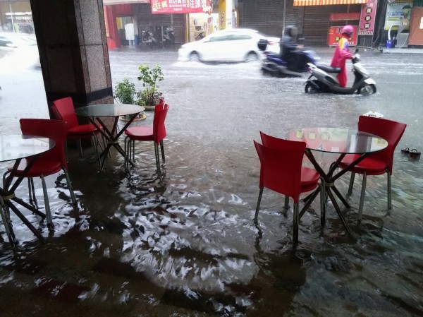 安中路1段每雨必淹，居民無奈，自嘲「安中河再現！」。（河川志工提供）