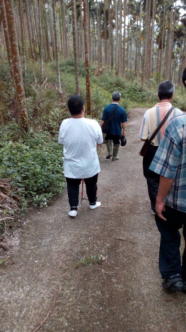 警方押解台中銀行虎尾分行搶嫌搜山。（記者廖淑玲翻攝）